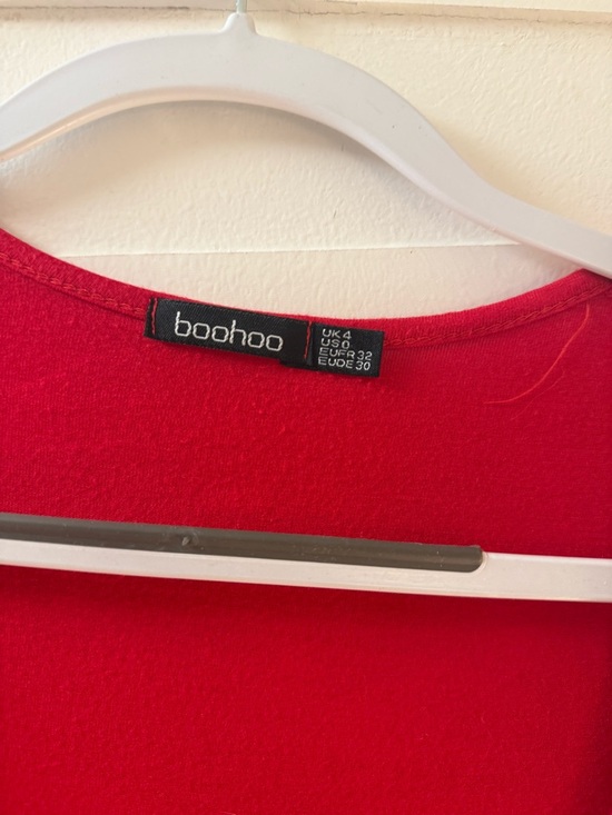 Boohoo Red Long Sleeve Tie-Front Crop Top - Picture 4 of 4